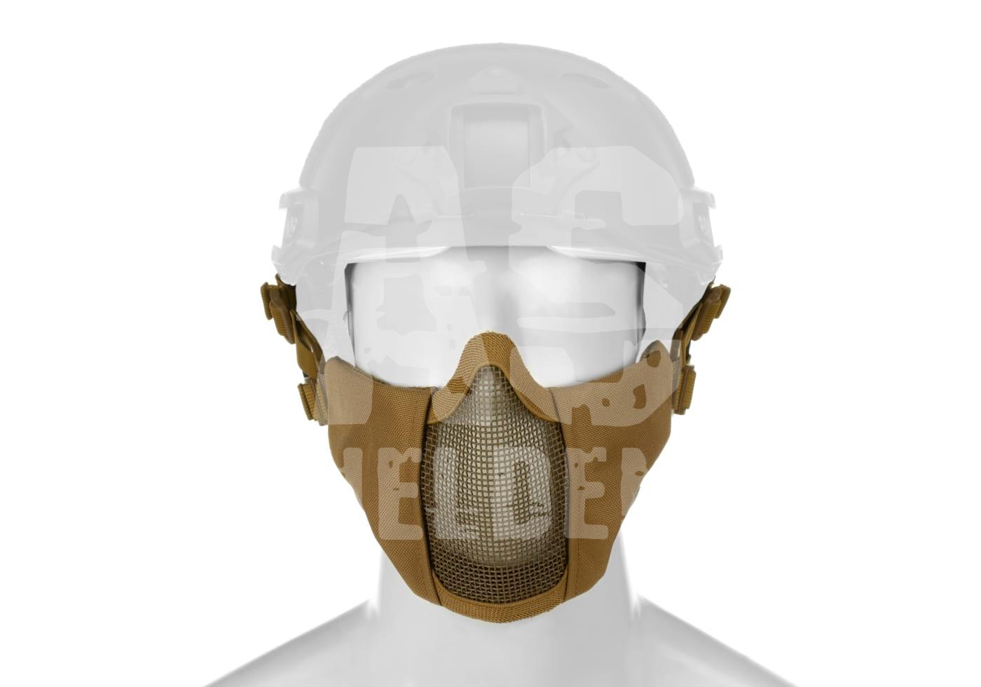 Taktisches Mesh-Gesichtsschutzmaskenset in Braun, kombiniert mit weißem Helm für Airsoft.