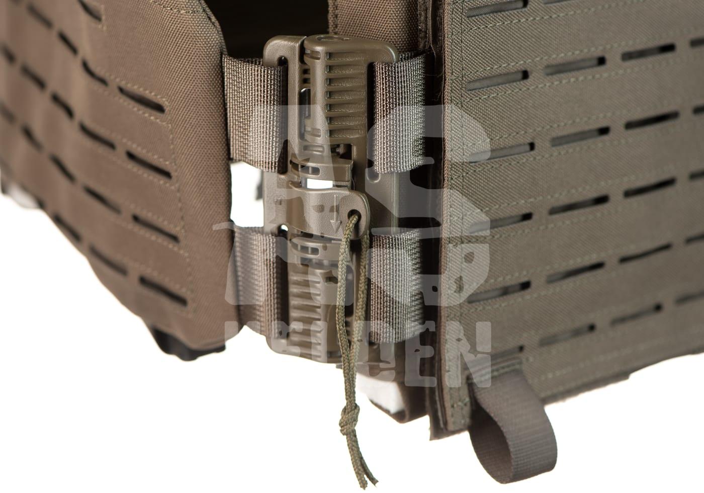 Detailaufnahme eines taktischen Lasercut-Plattenträgers mit Schnellverschluss und MOLLE-Schlaufen.