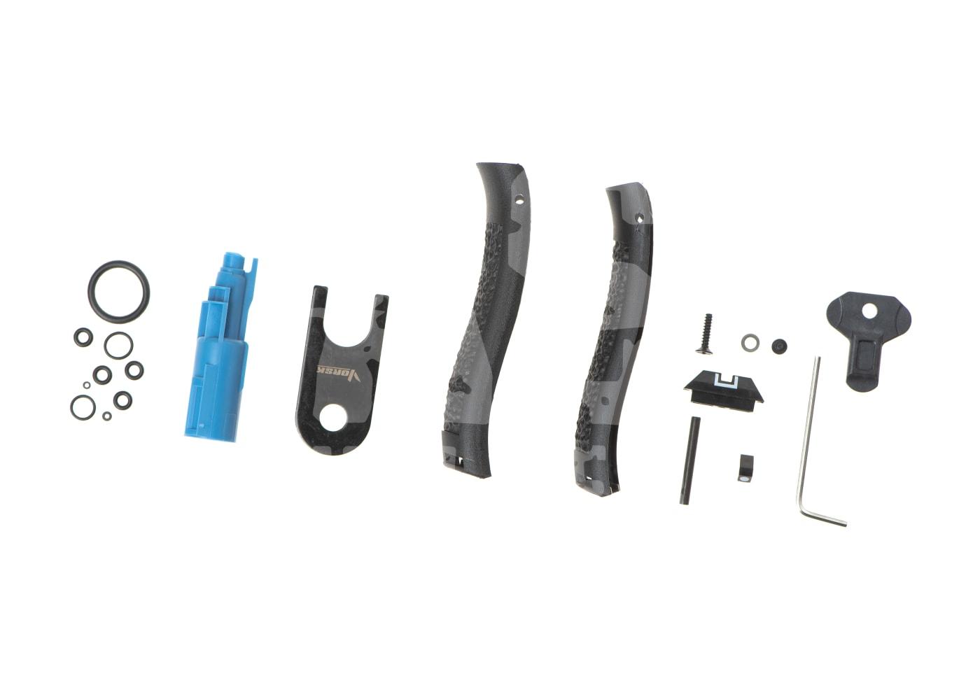 Airsoft-Tuningteile: O-Ringe, Plastikkomponenten, Schrauben, L-Typ-Werkzeug auf weißem Hintergrund.