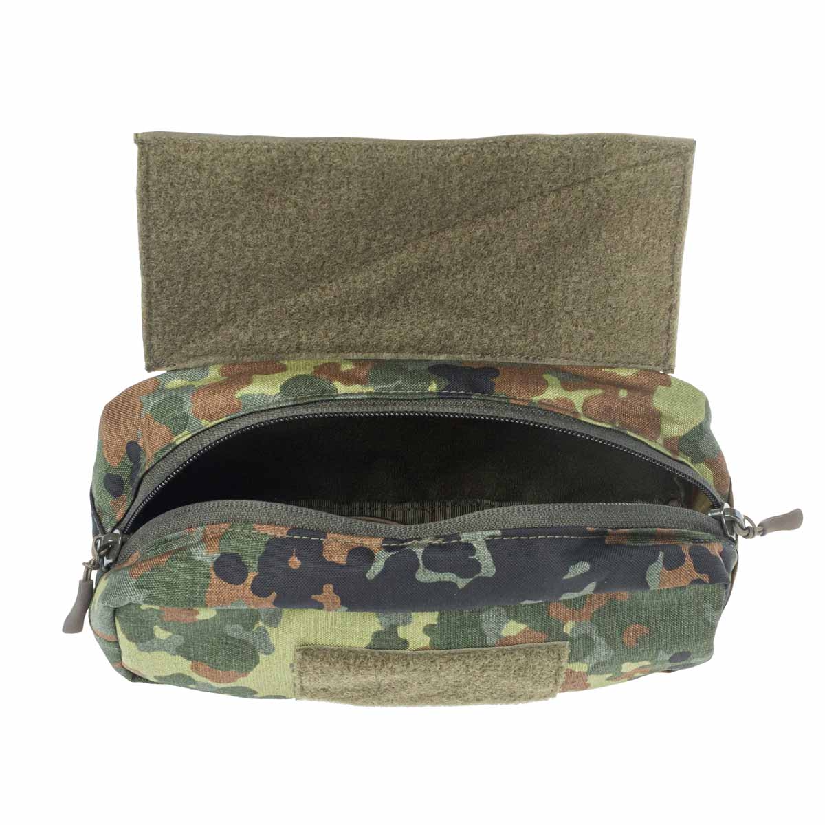 Tarnfarbene Tasche mit Reißverschluss und Klettverschluss, oben geöffnet. Perfekt für Airsoft-Zubehör.
