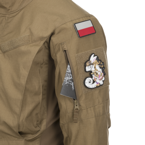 Taktische Jacke mit polnischem Flaggen-Patch und buntem Tier-Aufnäher am Ärmel.