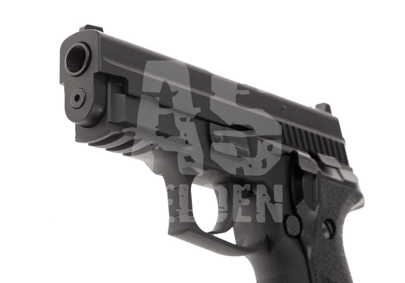 Nahaufnahme einer schwarzen Airsoft-Pistole mit strukturiertem Griff vor weißem Hintergrund.