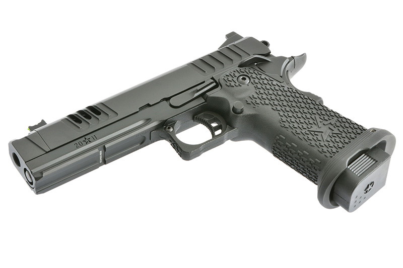 Schwarze Airsoft-Pistole mit strukturiertem Griff und Schlitten, im seitlichen Winkel dargestellt.