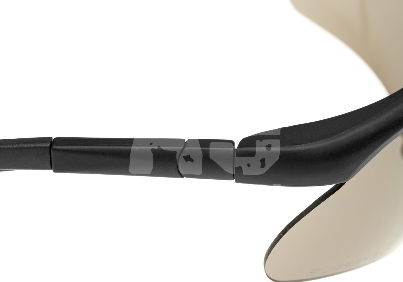 Detail einer schwarzen Schutzbrille mit getönten Gläsern, seitliche Ansicht.