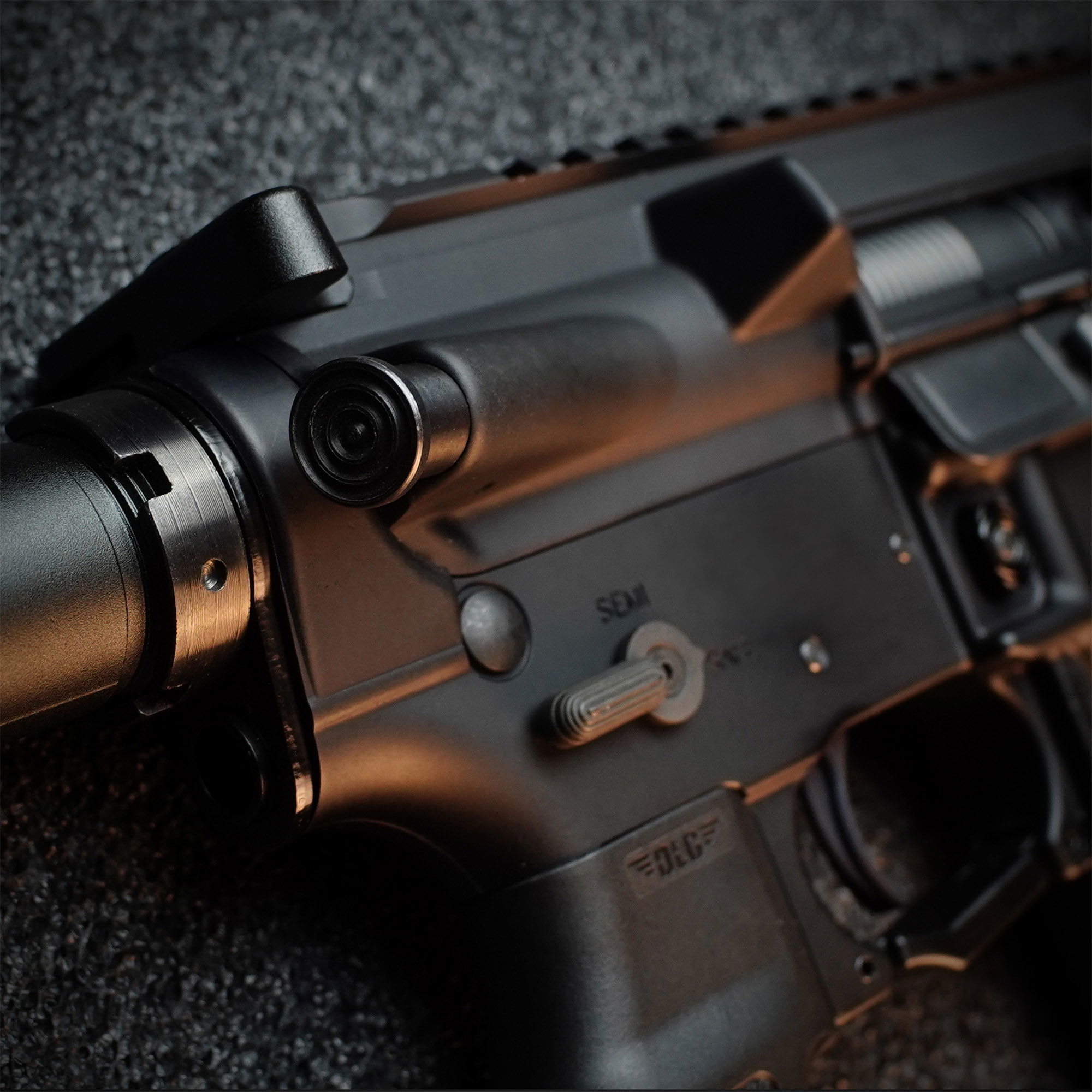 Wolverine Airsoft MTW Forged Series Gen 3 Semi-Only 10" - ab 18 Jahren Nahaufnahme einer Airsoft-Gewehr-Receiver- und Abzugseinheit in mattem Schwarz auf dunklem Hintergrund.