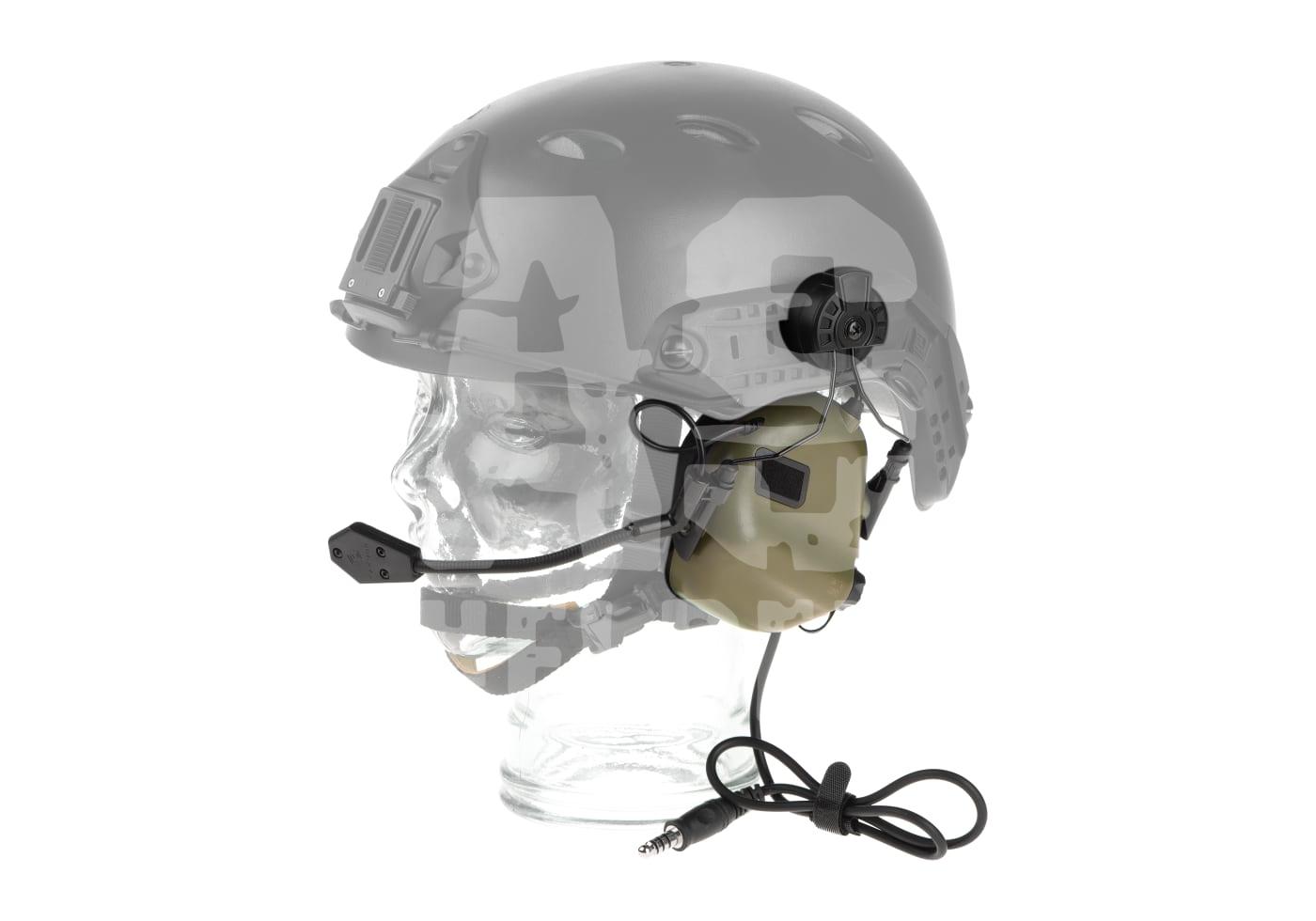 Taktischer Helm mit integriertem Headset und Mikrofon auf Glaskopf, Kabel mit Klinkenstecker.
