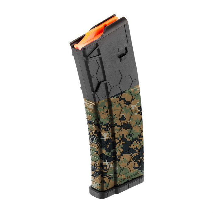 Airsoft-Magazin mit Camouflage-Design, hexagonalen Mustern und orangefarbener Oberseite.