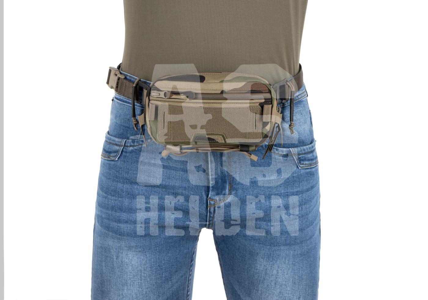 Tarnfarbene Gürteltasche für Airsoft, getragen über Jeans. Geeignet für taktisches Zubehör.