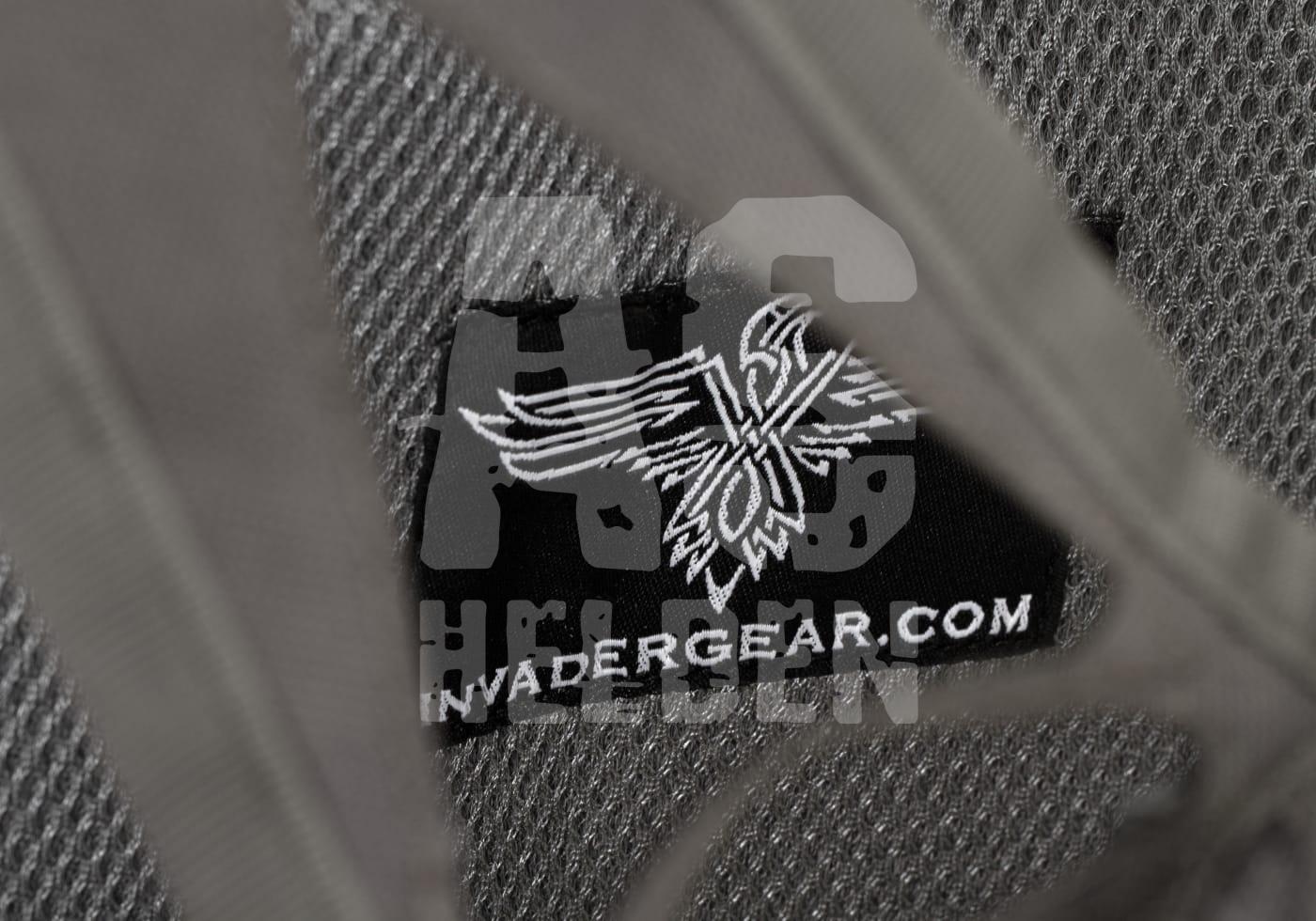 Nahaufnahme eines Invader Gear Logos auf taktischem Gewebe mit Adlermotiv.