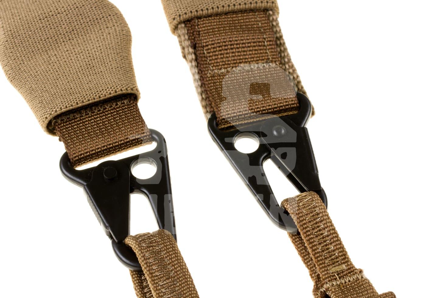 Zwei taktische Karabinerhaken an braunen Gurten für Airsoft-Ausrüstung.