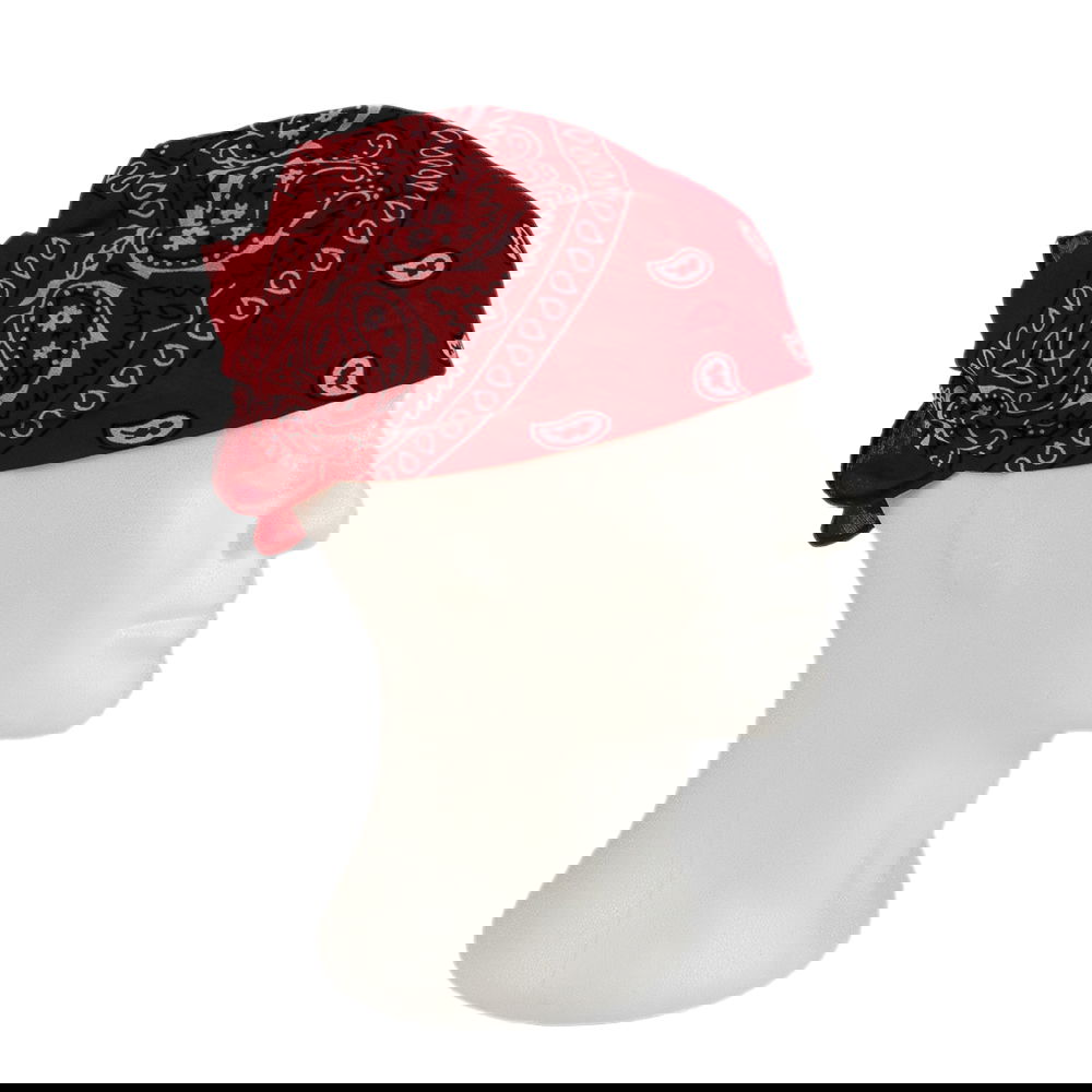 Rote Paisley-Bandana auf Schaufensterpuppe im Profil, ideal für Airsoft-Outfits.