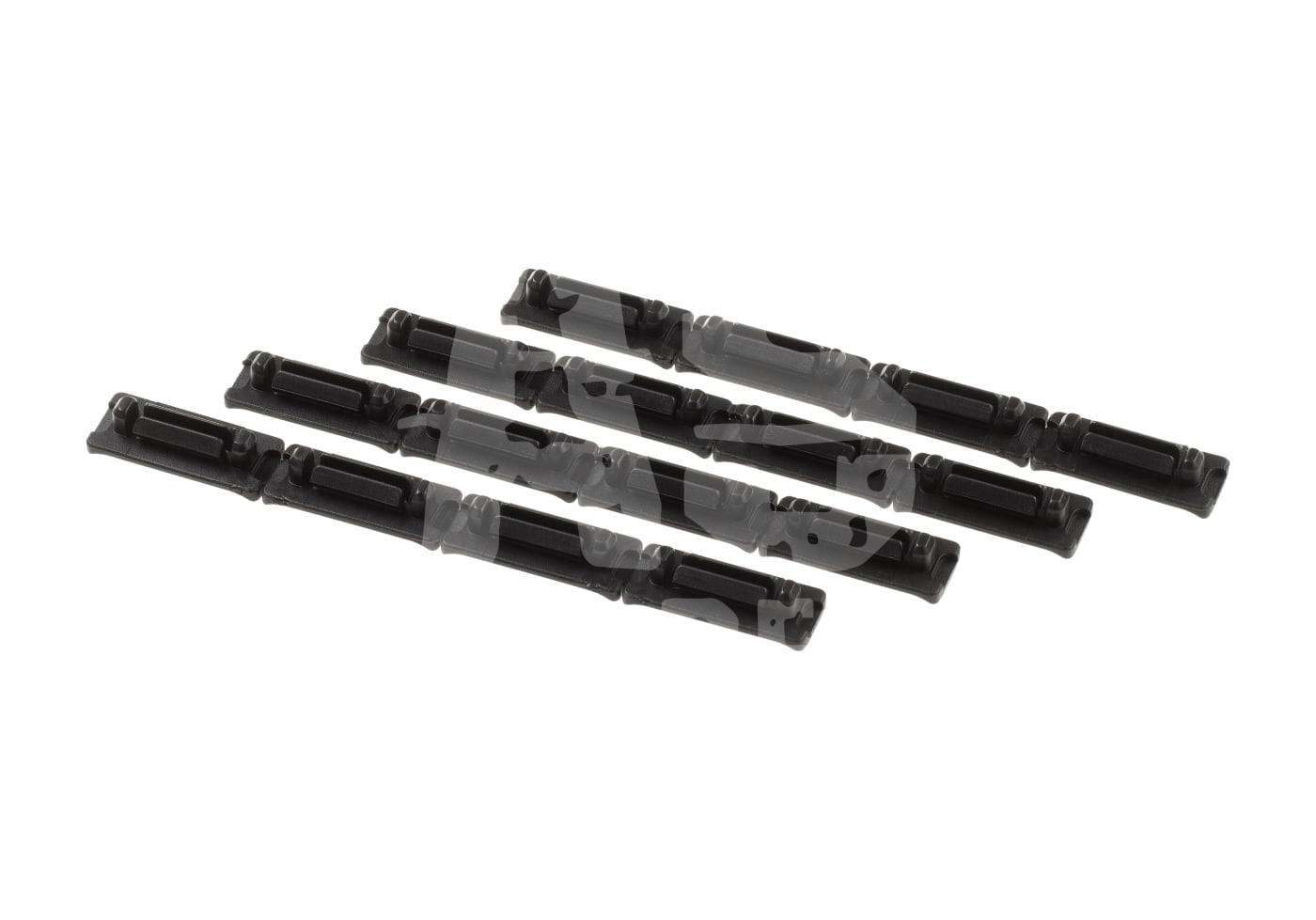 Schwarze Airsoft-Zubehörteile, modular, rechteckig, nebeneinander angeordnet.