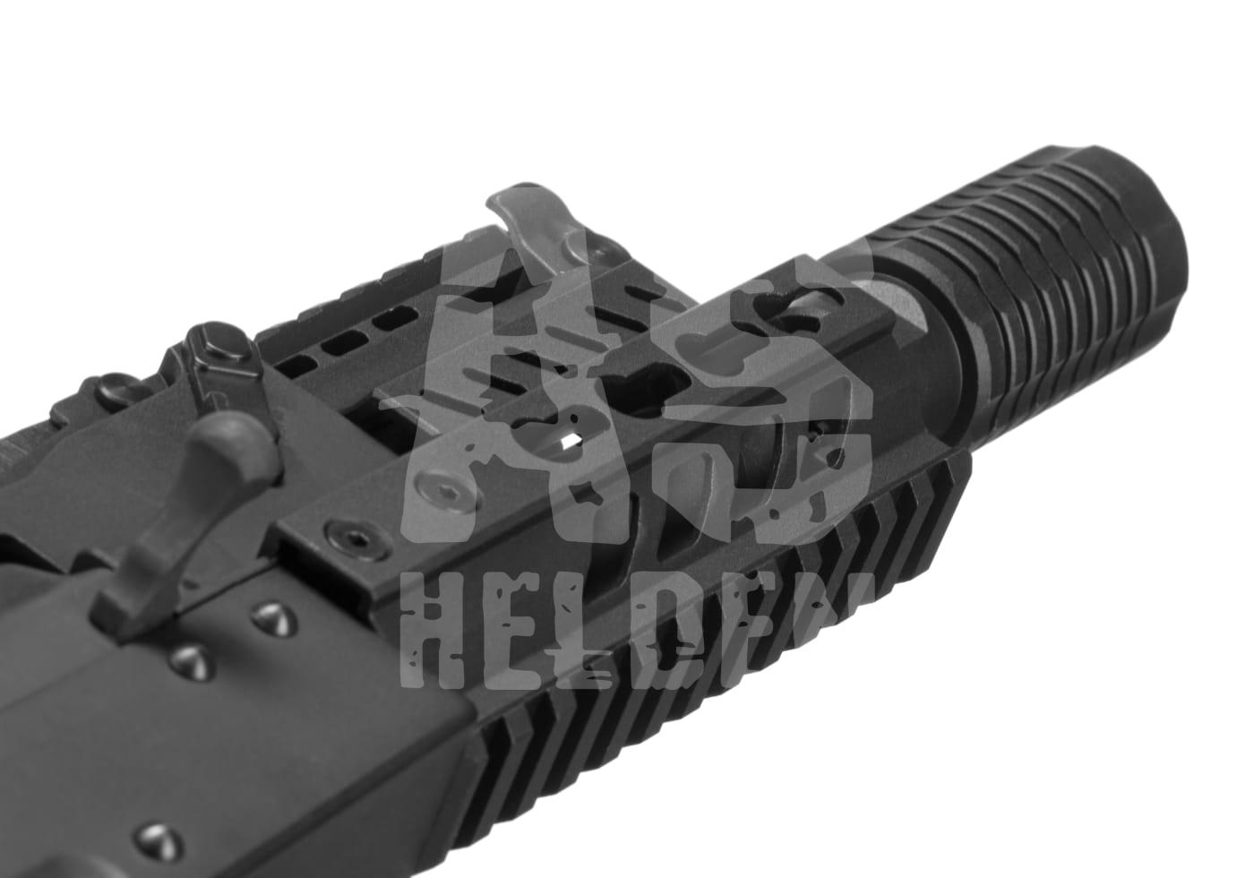 Schwarze Airsoft-Waffe, Nahaufnahme des vorderen Schienensystems mit taktischem Handgriff.