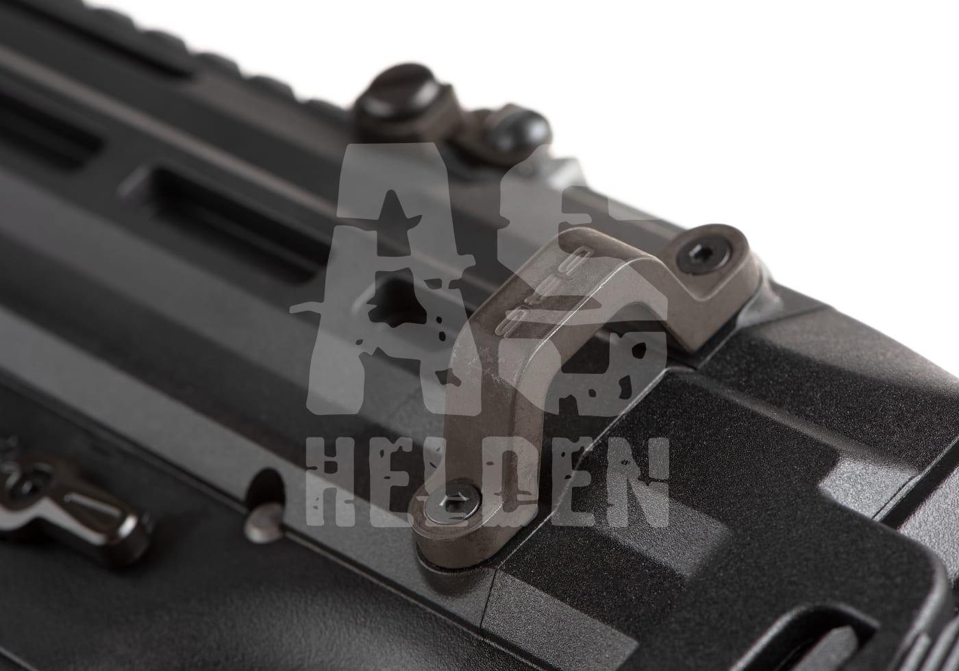 Nahaufnahme einer schwarzen Airsoft-Waffe mit Kimme und Korn.