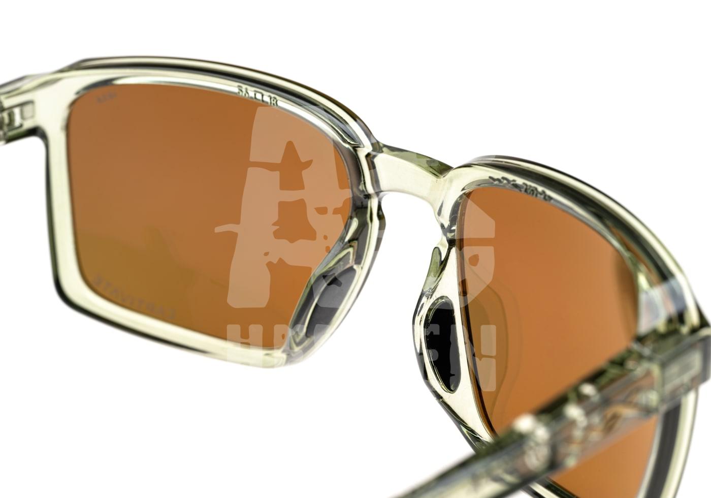 Klarer Schutzbrille mit orangefarbenen Gläsern und transparentem Rahmen, Nahaufnahme.