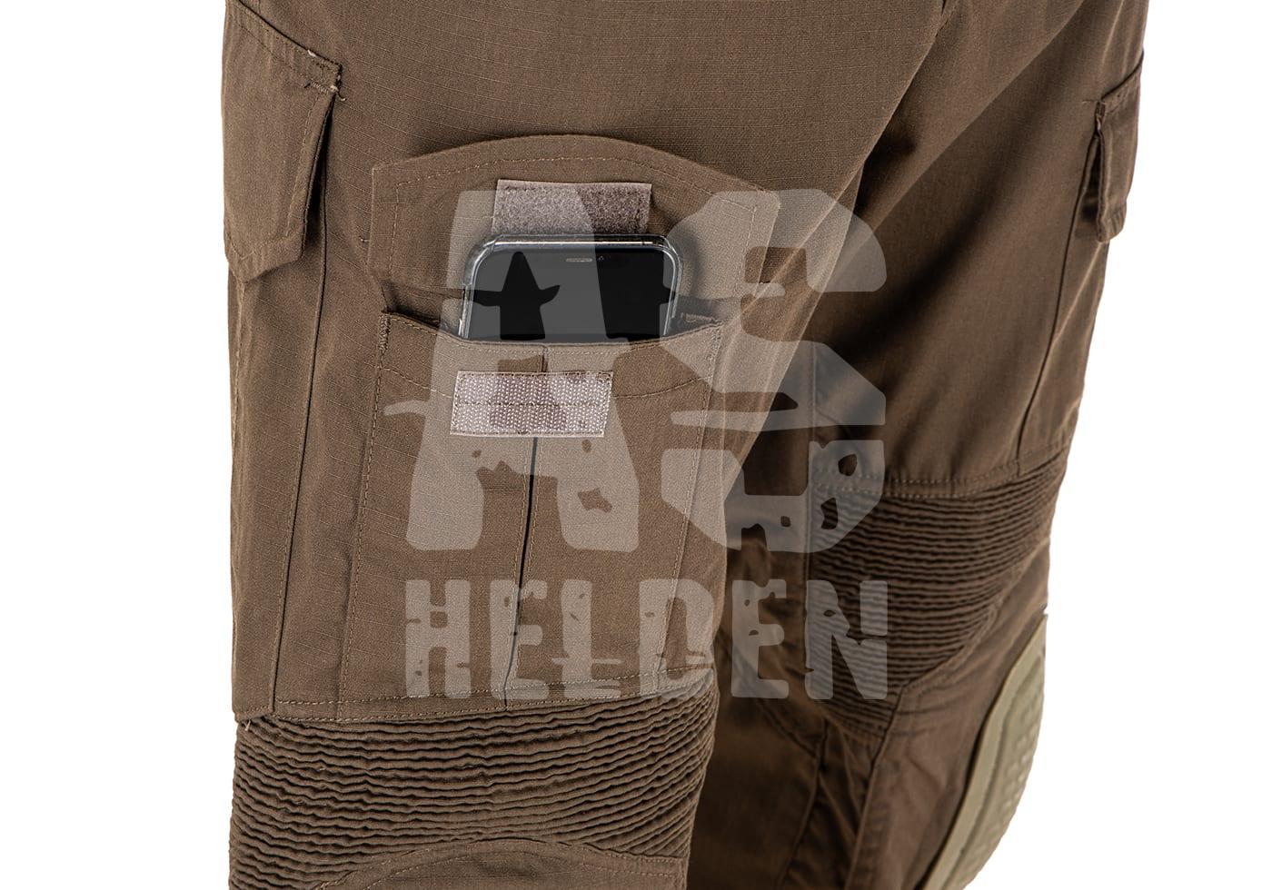 Braune Airsoft-Hose mit Smartphone in der Seitentasche und Klettverschluss.