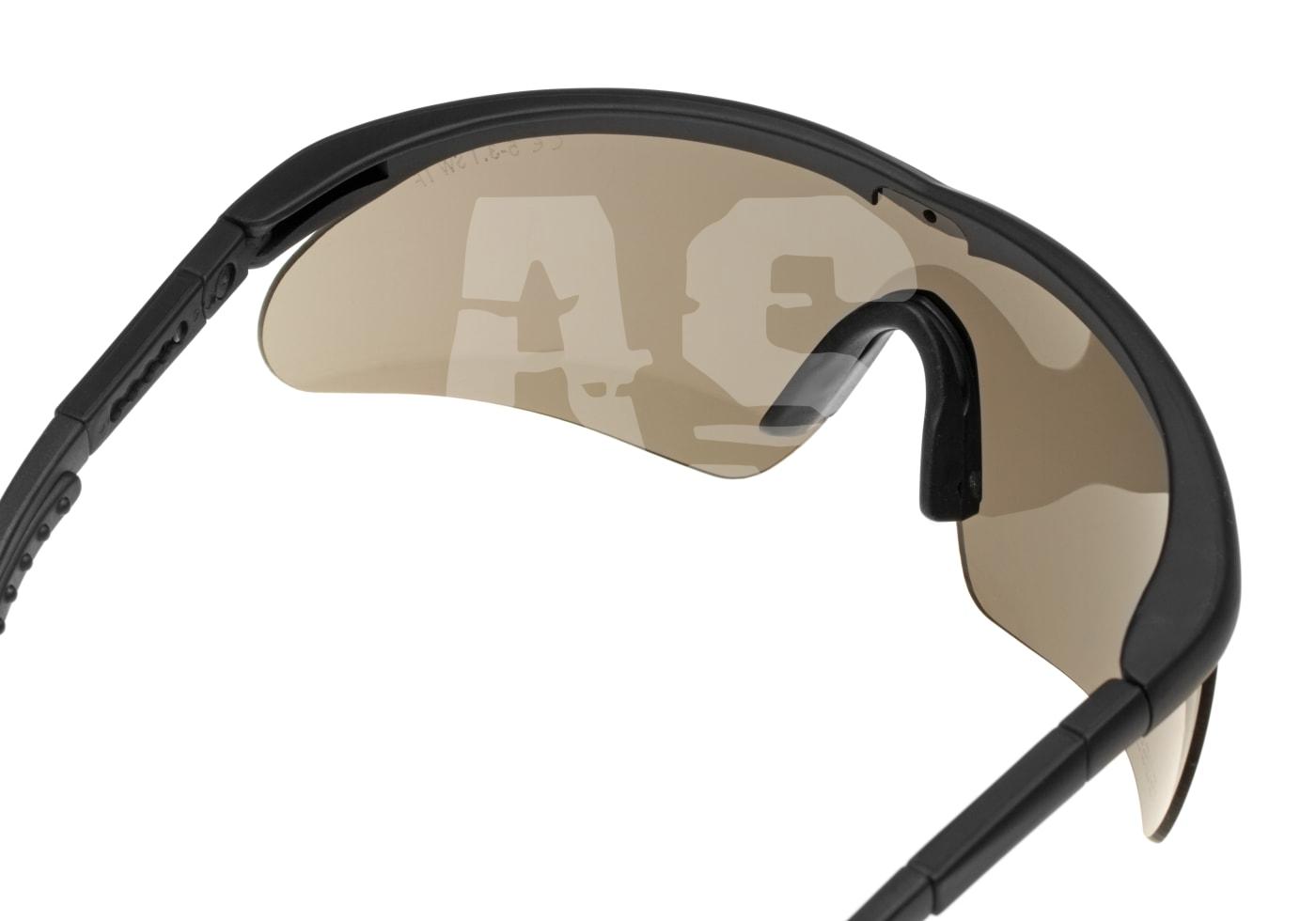 Schutzbrille mit getöntem Glas und schwarzem Rahmen, seitlicher Blick. Ideal für Airsoft.