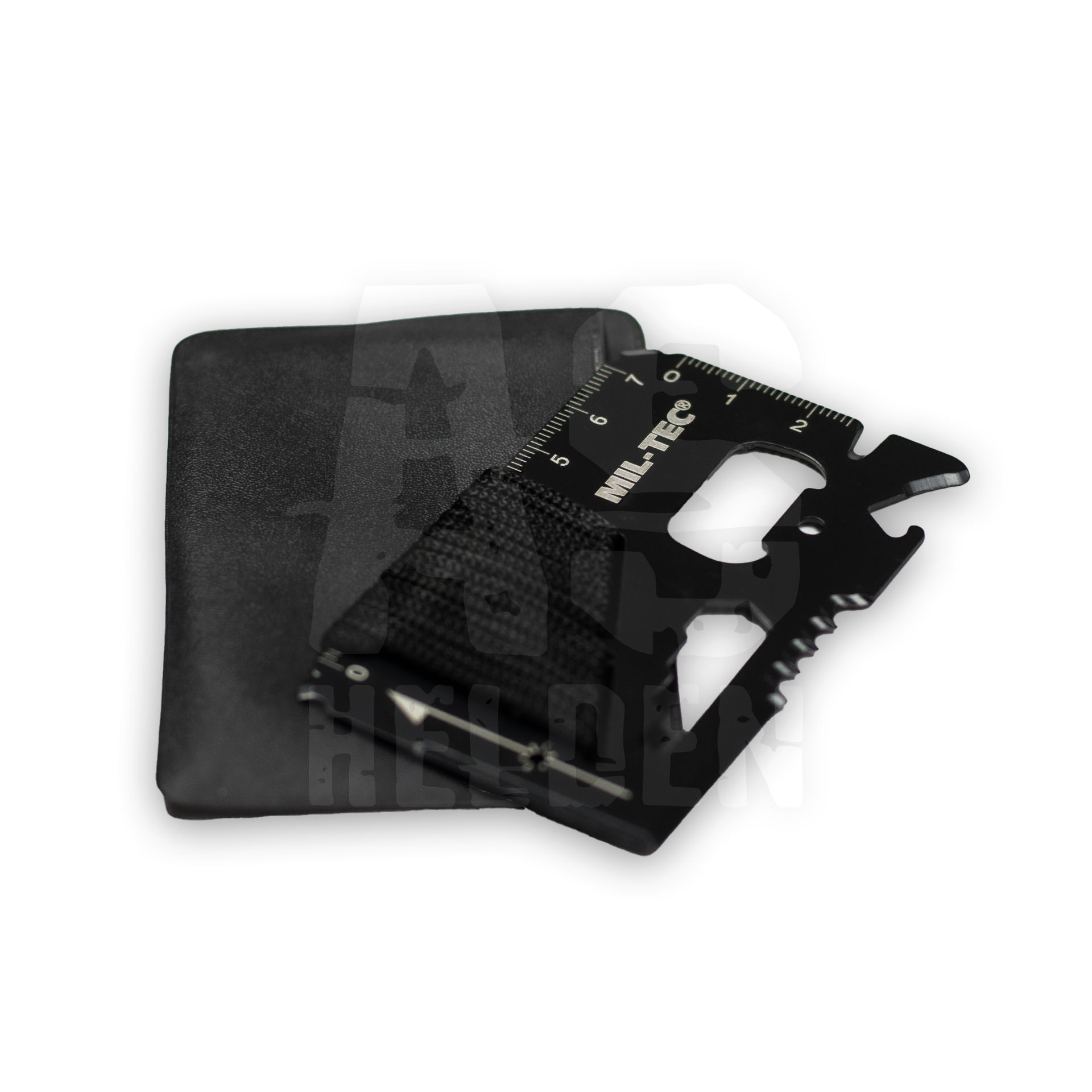 Multifunktionales schwarzes Tool im Scheckkartenformat mit Lineal und Werkzeugen, neben einer schwarzen Hülle.