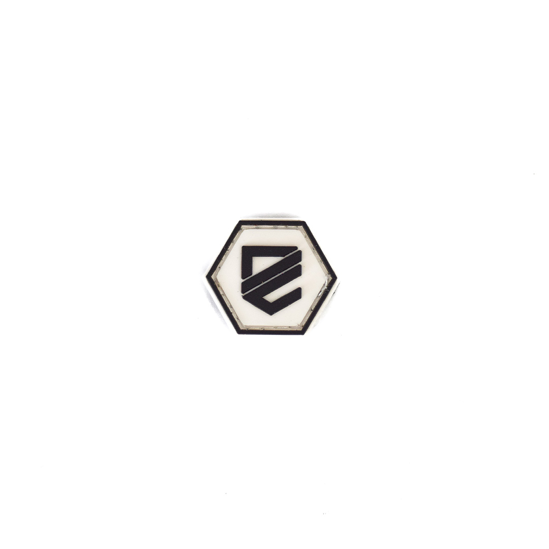 Sechseckiges Airsoft-Patch mit schwarzem Logo auf weißem Hintergrund.