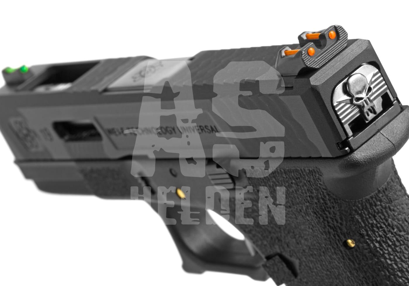 Nahaufnahme einer Airsoft-Pistole mit leuchtenden Visieren und Totenkopf-Design auf dem Schlitten.