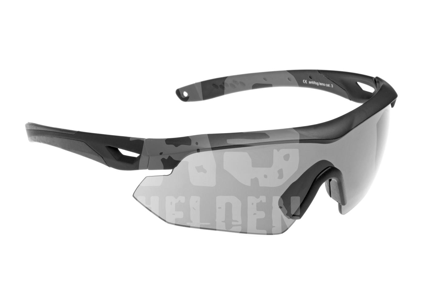 Schutzbrille mit getönten Gläsern und Tarnmuster für Airsoft-Spiele.