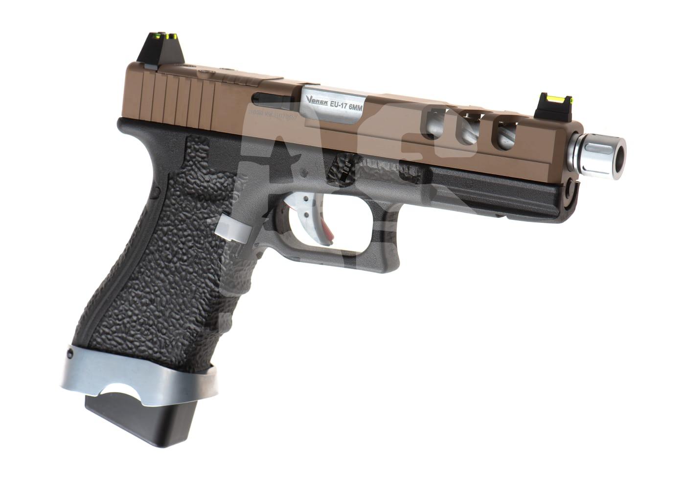 Airsoft-Pistole mit strukturiertem Griff und mattem Schlitten, auf weißem Hintergrund gezeigt.