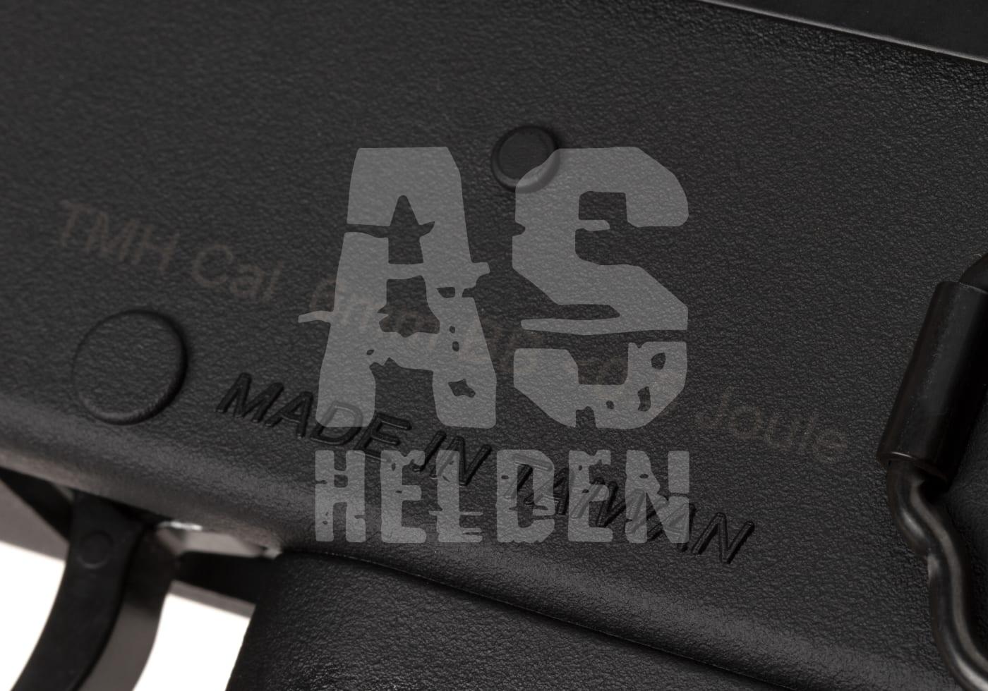 G&G CM47 ETU 0.5J - ab 16 Jahren Schwarze Airsoft-Oberfläche mit Gravuren „Made in Germany“ und „AS Helden“.