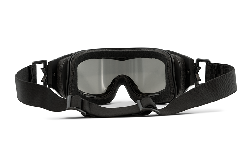 Schwarze Schutzbrille mit getönten Gläsern und verstellbarem Kopfband, frontalansicht.