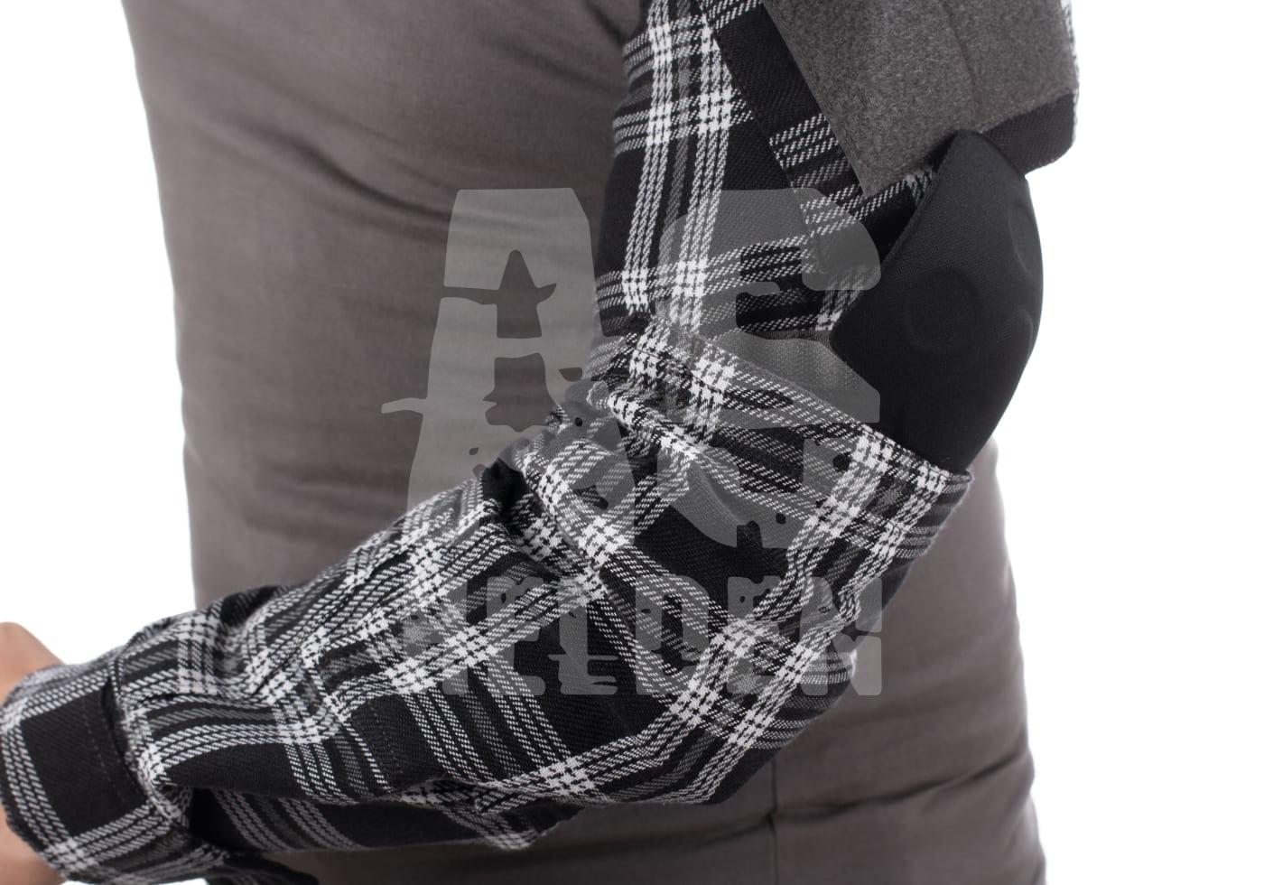 Flannel Combat Shirt Nahaufnahme einer Person, die einen Ellenbogenschoner mit schwarzem und weißem Karomuster trägt.