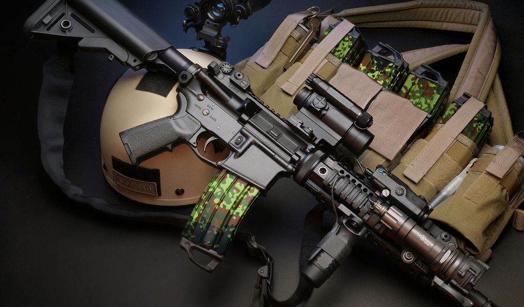 GunsWrap AR15 / M4 Rifle Magazin Skins Taktische Airsoft-Ausrüstung mit Gewehr, Helm und Weste mit Magazinen in Camouflage.