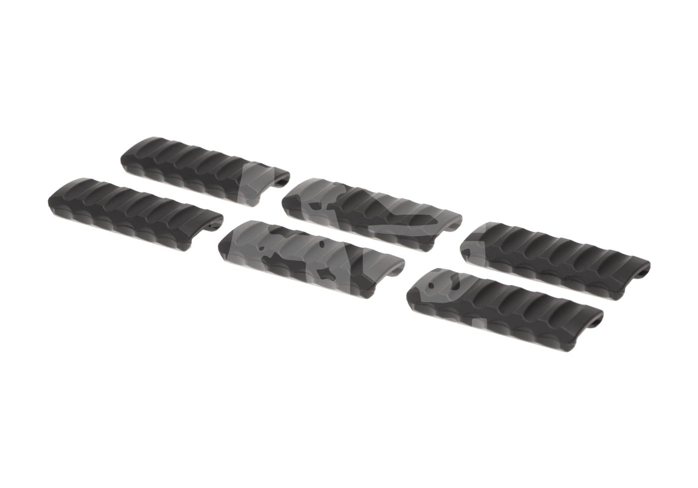 Low Profile Picatinny Panel Covers 6pcs Sechs schwarze, geriffelte Schienencover mit Wellenmuster für Airsoft-Waffen auf hellem Hintergrund.