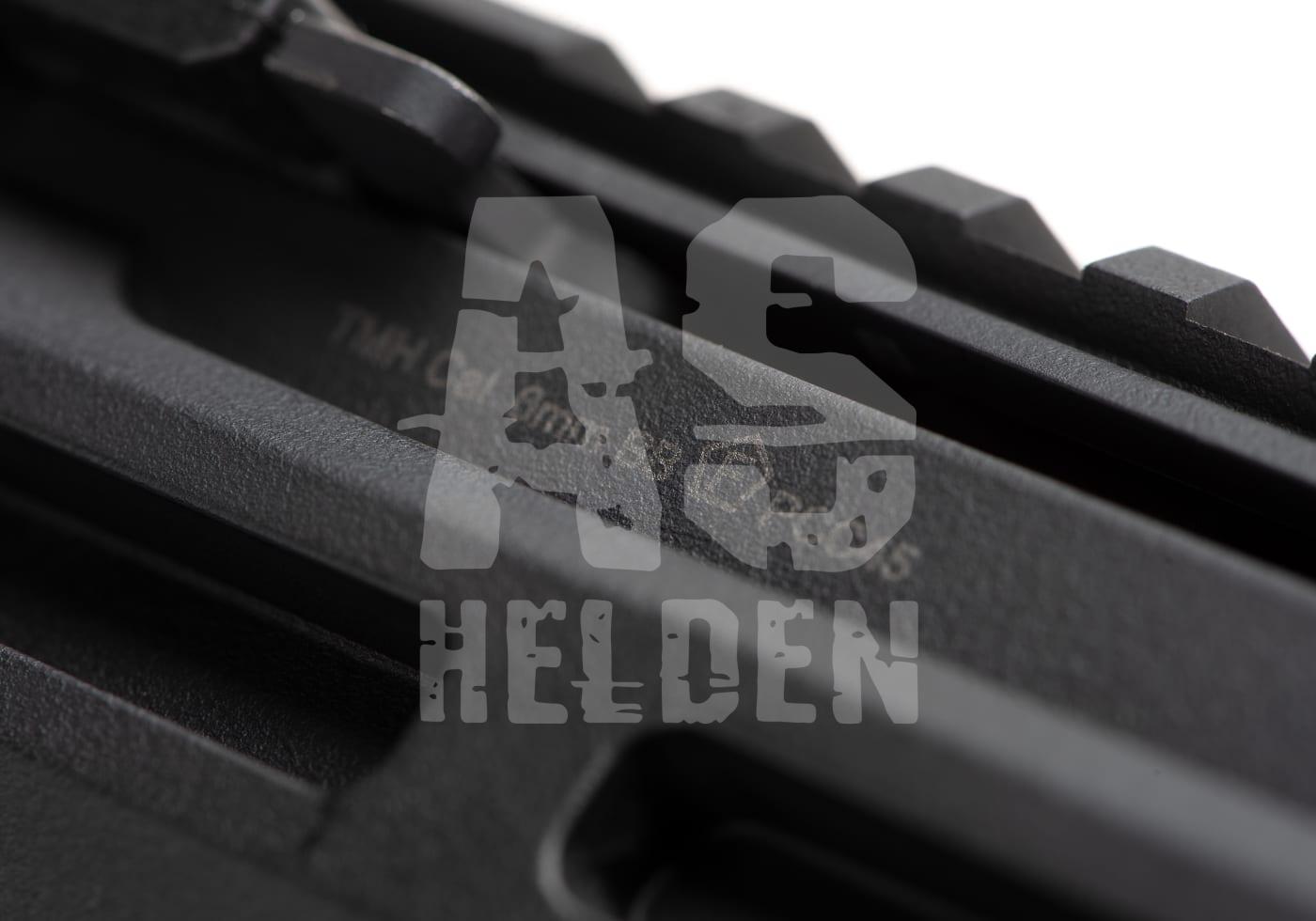 Nahaufnahme eines Airsoft-Gewehrteils mit „AS Helden“ Logo im Vordergrund.