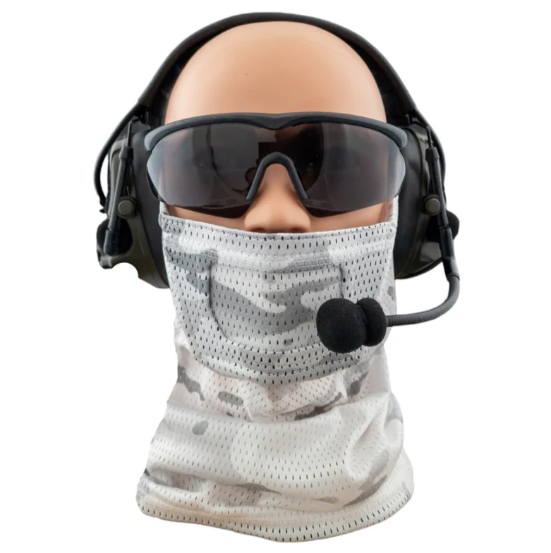 Airsoft-Setup: Kopfhörer, Schutzbrille und Camo-Maske auf einer Glatze, Headset-Mikrofon integriert.