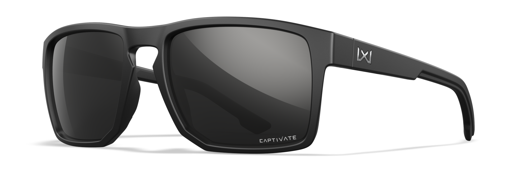 Schwarze Sonnenbrille mit dunklen Gläsern und sportlichem Design, seitlich mit einem Logo verziert.