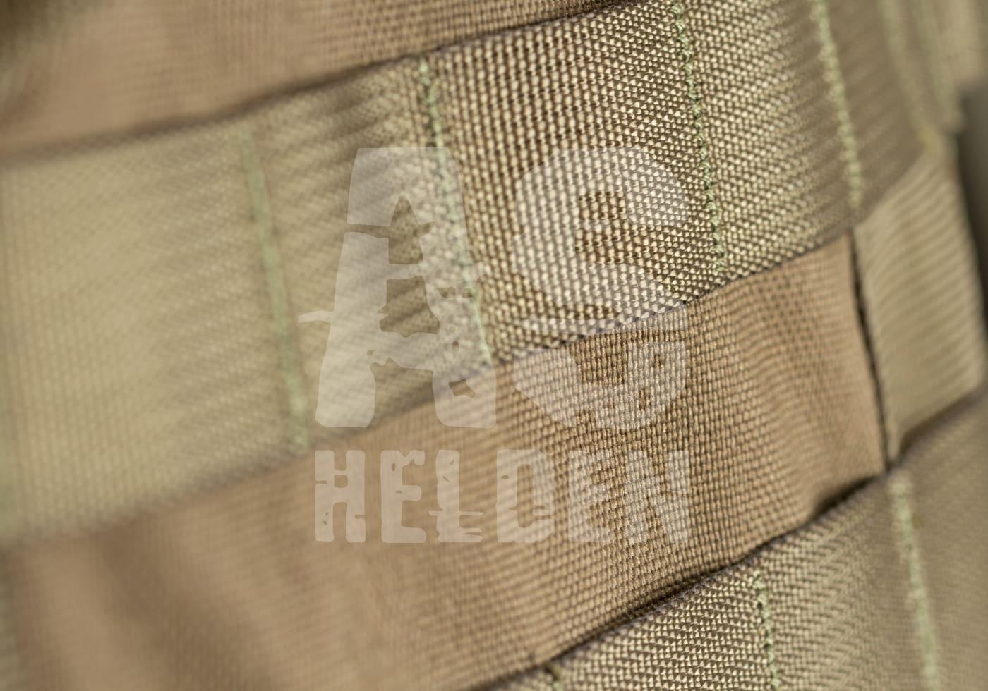 Nahaufnahme eines olivfarbenen Molle-Systems mit AS Helden Logo.