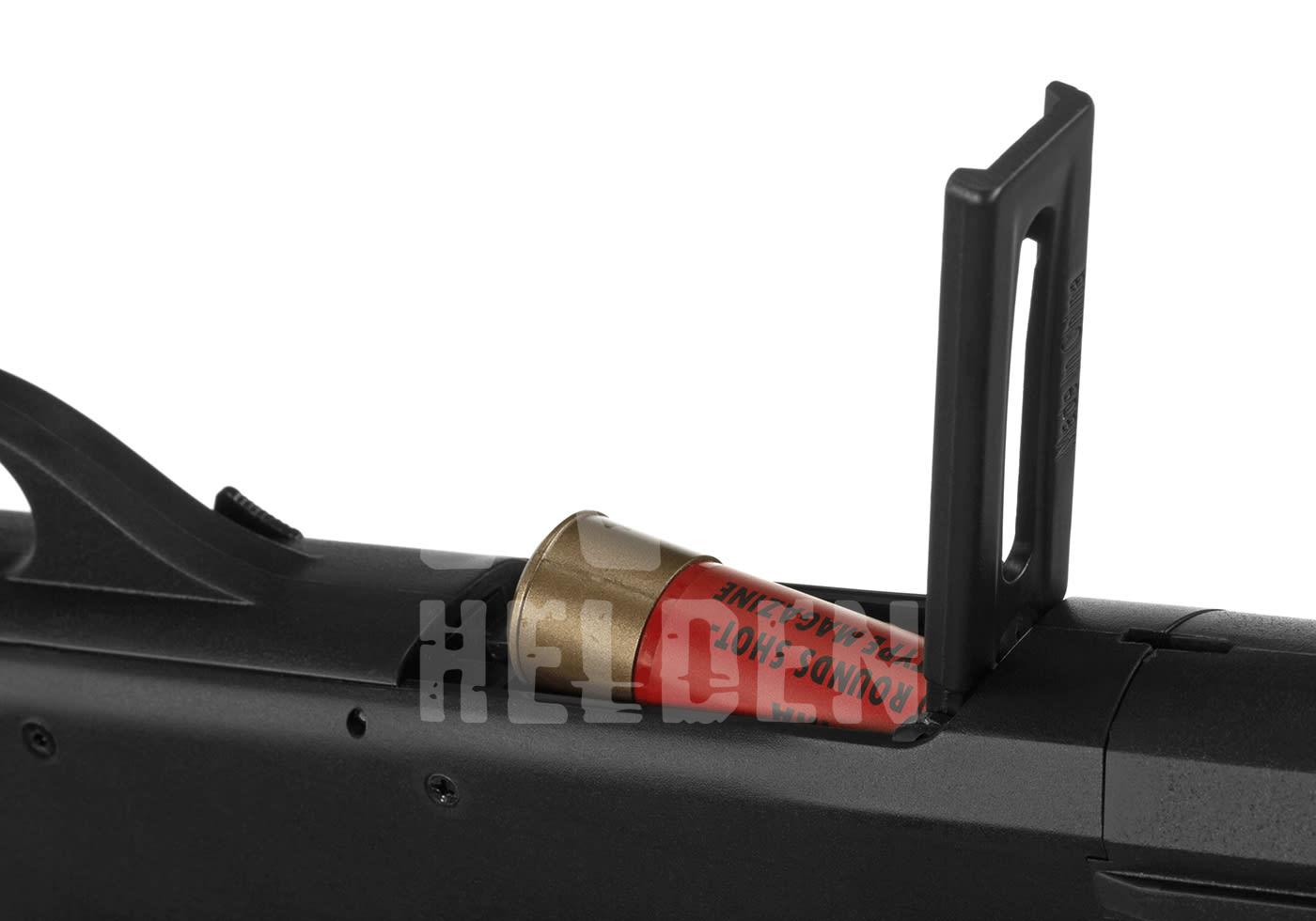 Cyma CM350 Shotgun - ab 18 Jahren Airsoftpaintball-Waffe mit geöffneter Kammer und eingelegter roter Patrone.