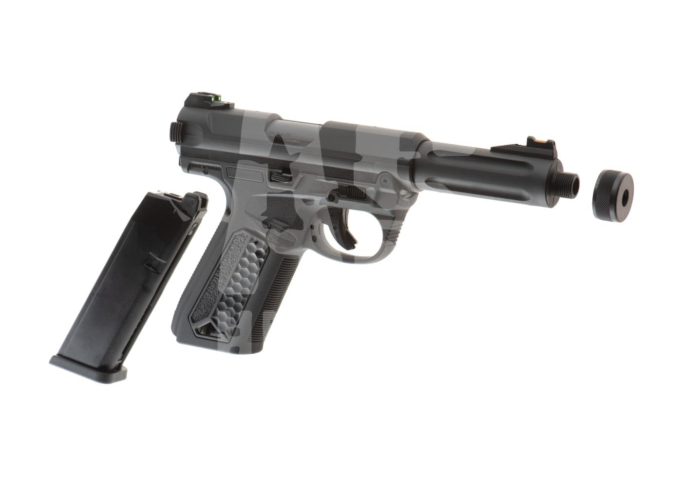 Airsoft-Pistole mit herausgezogenem Magazin, Schalldämpfer-Adapter sichtbar.