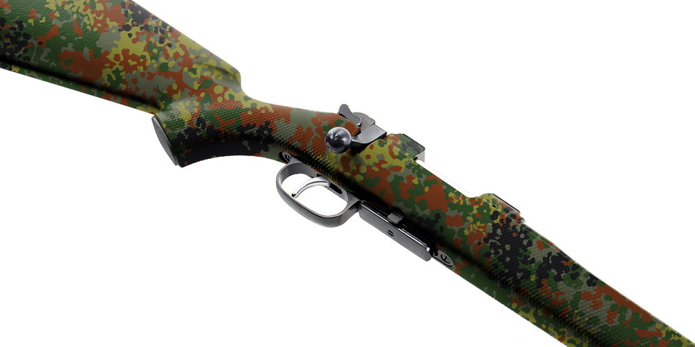 Grün-braunes Camouflage-Gewehr mit metallischem Abzug und Verschlussmechanismus, seitlich fotografiert.