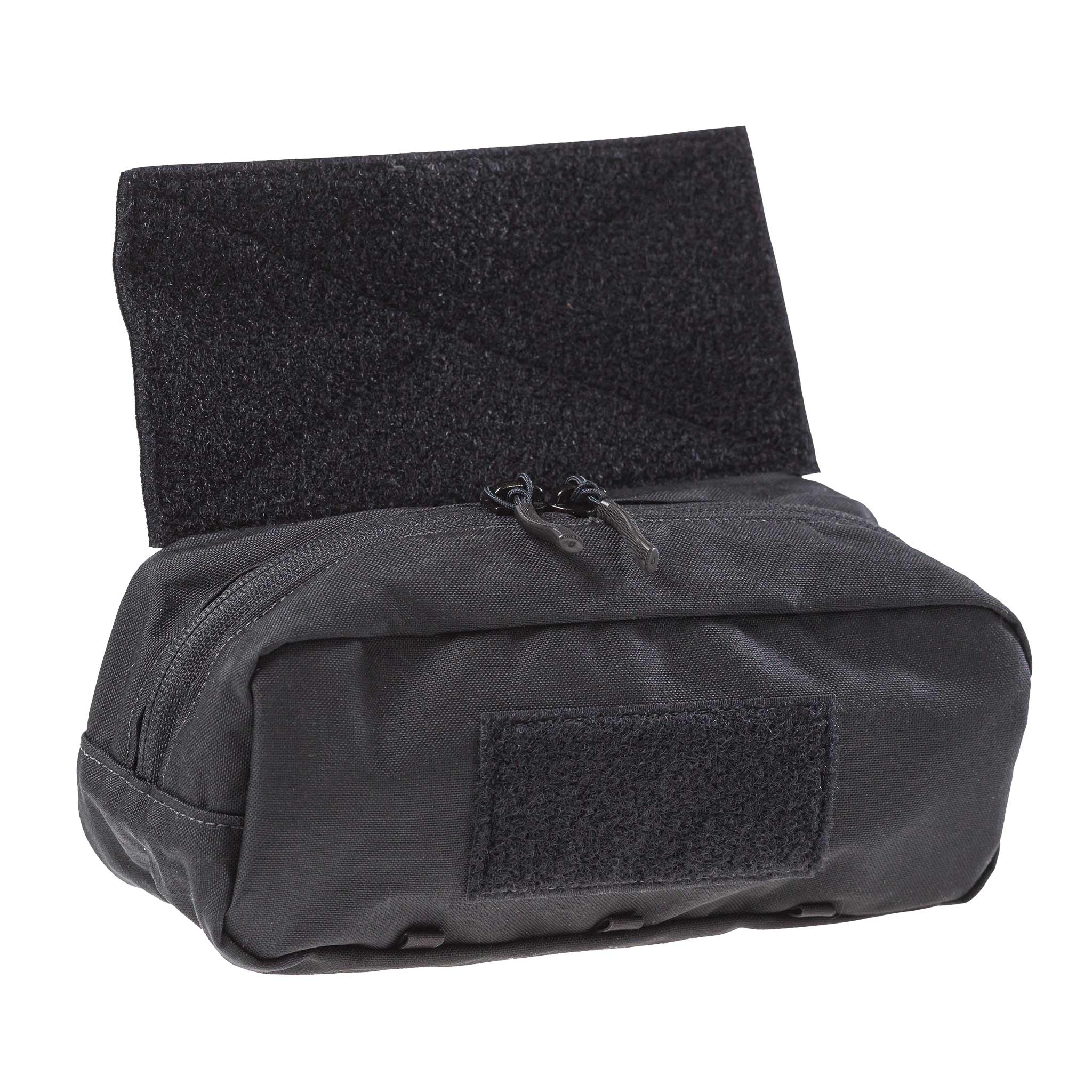Schwarze Airsoft-Tasche mit Klettverschluss und Reißverschlüssen, geeignet zur Befestigung an Ausrüstung.