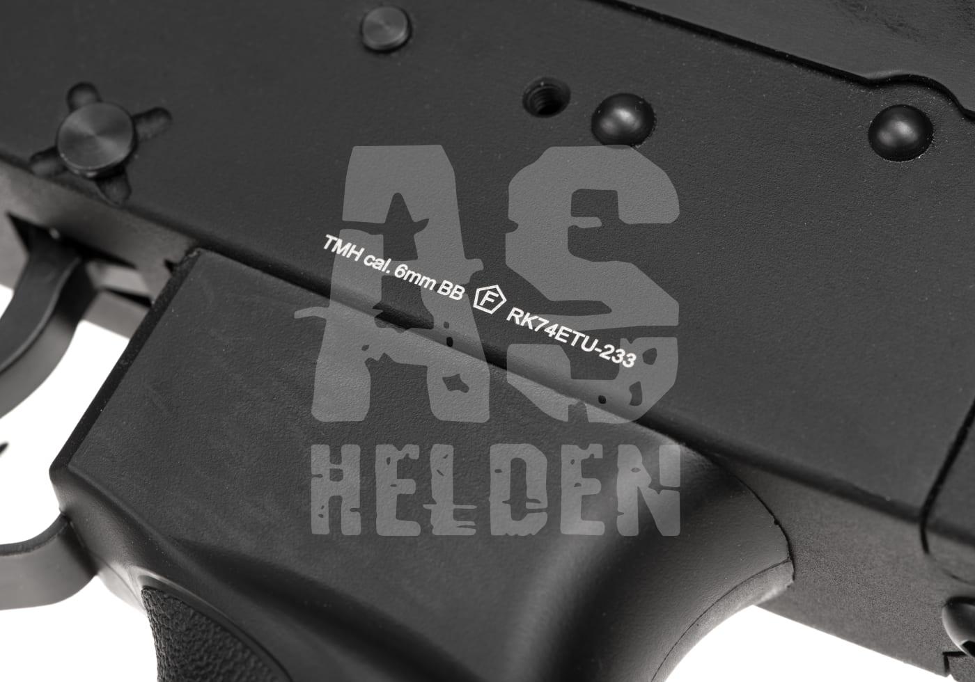 Airsoft-Nahaufnahme: Detail einer schwarzen Waffe mit Kaliberangabe "6mm BB" und Modellnummer "RK74ETU-233".