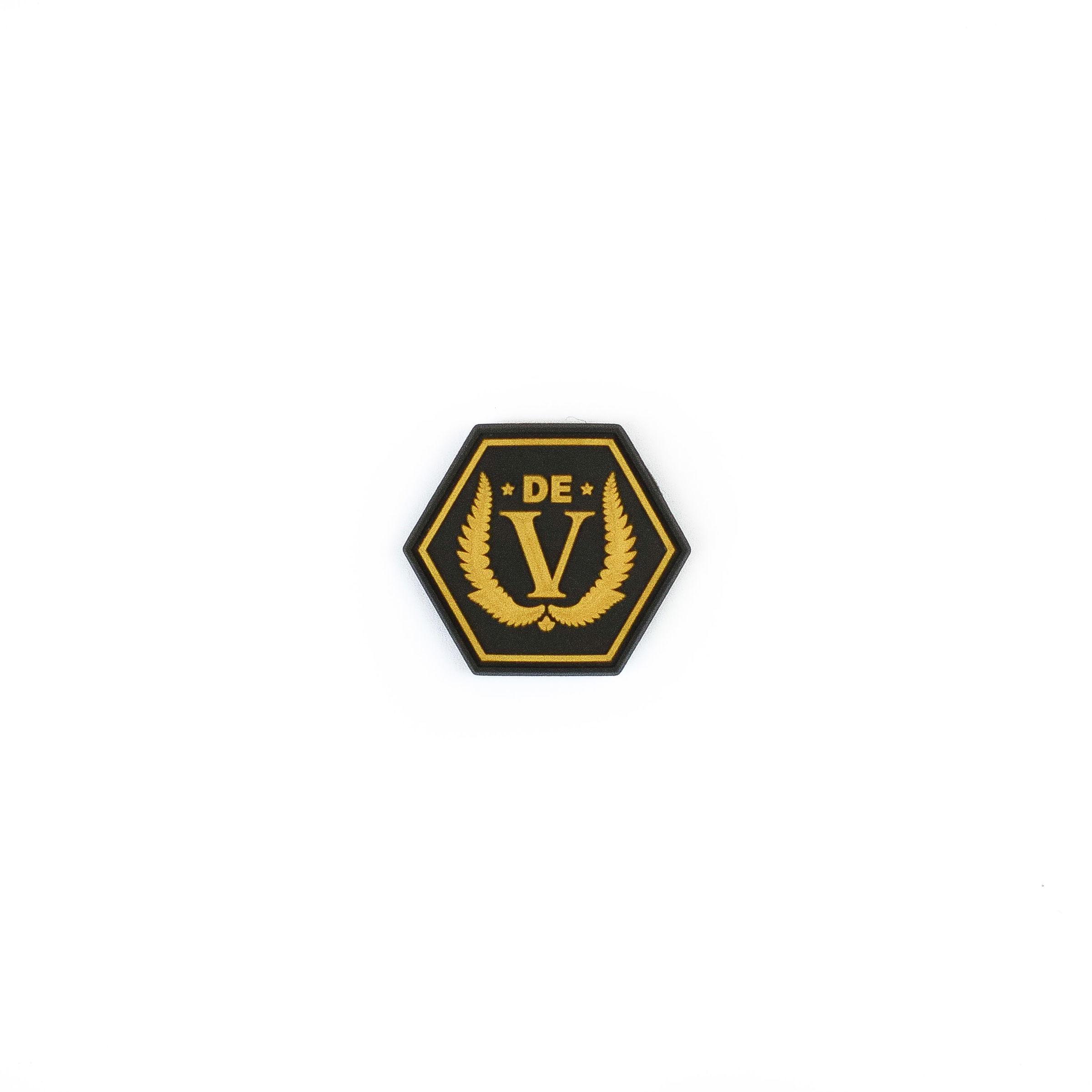 Dark Emergency 5 Hexagon Patch Hexagonaler Aufnäher mit goldenem "DE V" und Lorbeerkranz auf schwarzem Hintergrund.