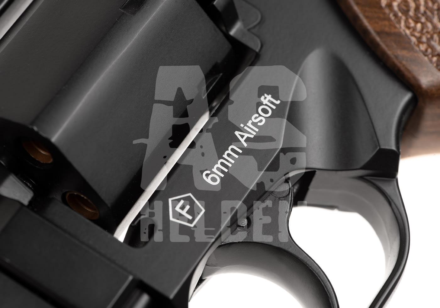 Rhino 50DS Co2 Revolver - ab 18 Jahren Nahaufnahme eines Airsoft-Revolvers mit "6mm Airsoft" Gravur und hölzernem Griff.