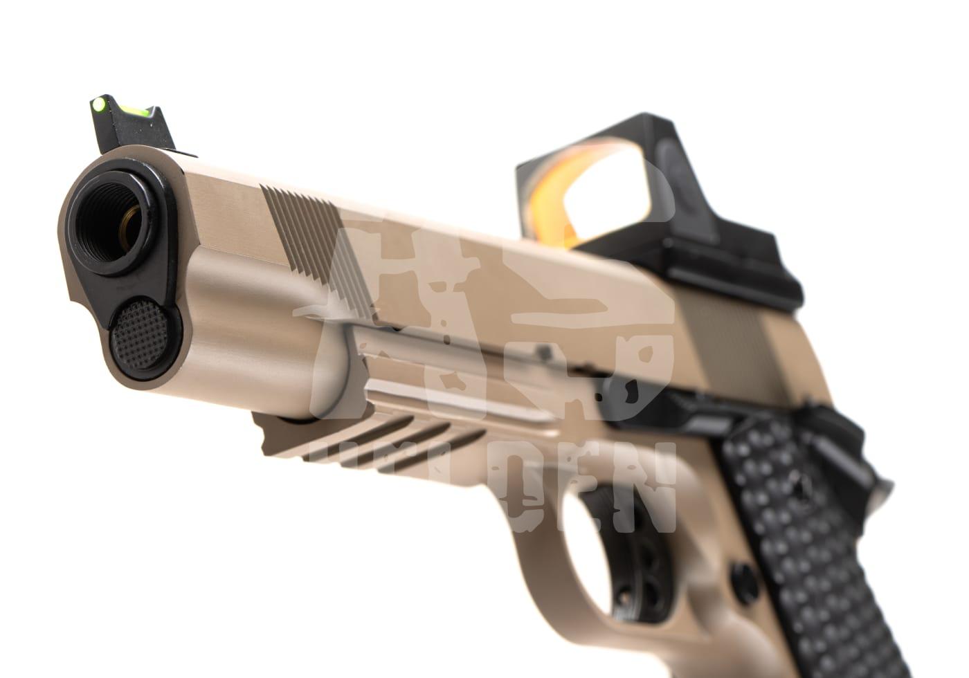 Airsoft-Pistole in Tan mit Leuchtvisier, Fiberoptik-Visierung und strukturiertem Griff.