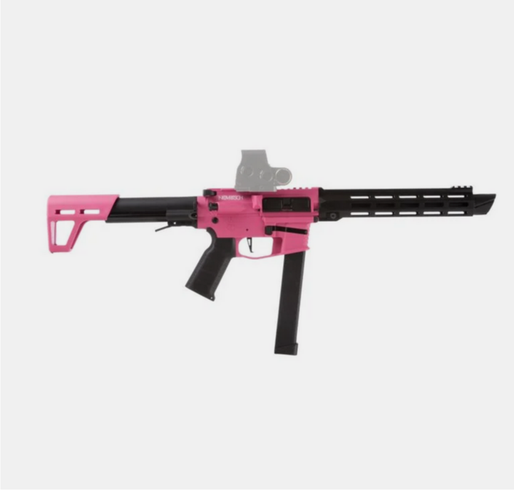 Airsoft-Gewehr in Pink und Schwarz mit futuristischem Design und taktischem Zubehör auf weißem Hintergrund.