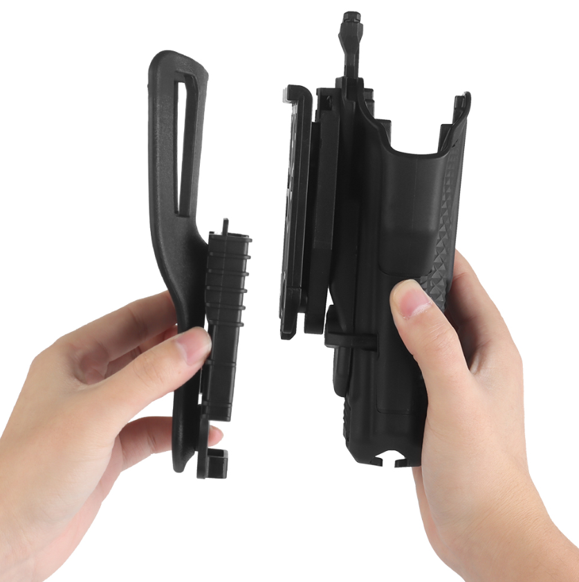 Wosport Universal Holster GB-84 Zwei Hände halten einen schwarzen taktischen Holster und eine Halterung für Airsoft-Ausrüstung.