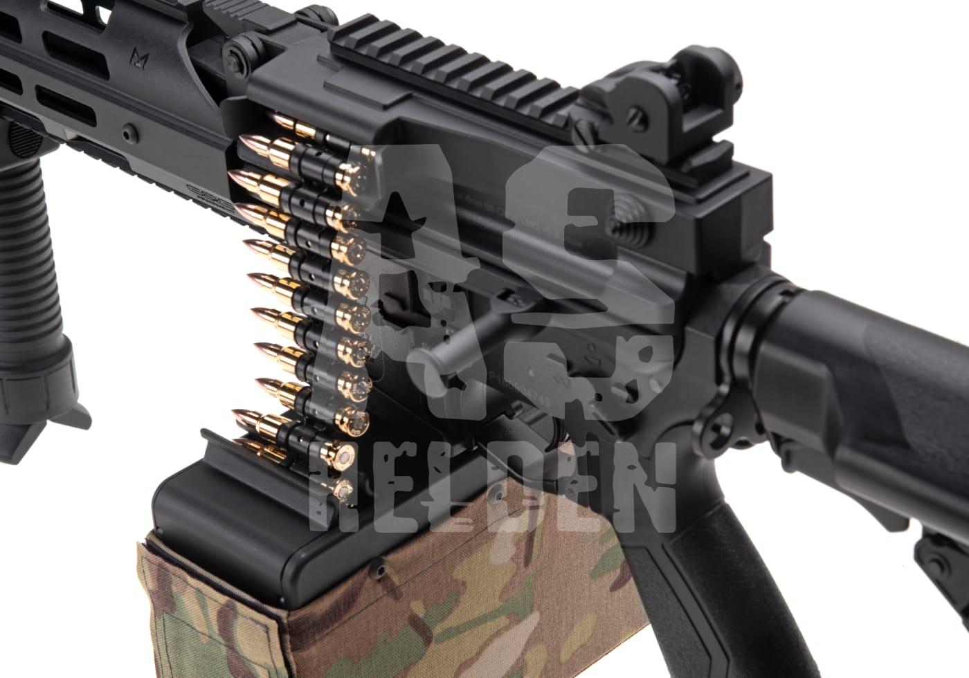 CM16 LMG 0.5J - ab 16 Jahren Airsoft-Sturmgewehr mit Munitionsgurt und Tarn-Magazintasche, seitliche Ansicht.