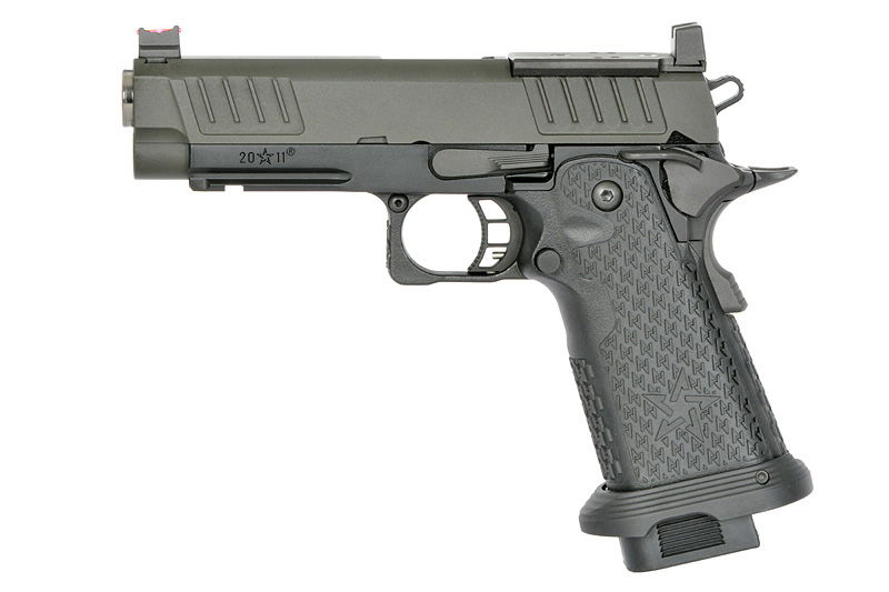 Airsoft-Pistole, olivgrün, mit strukturiertem Griff und taktischen Details.