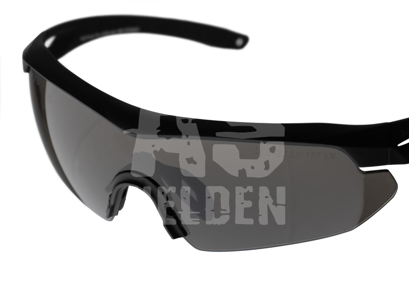 Schwarze Airsoft-Schutzbrille mit getönten Gläsern, seitlicher Schutz.