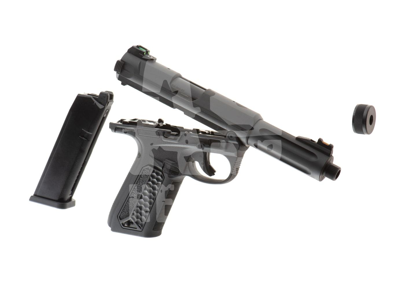 Zerlegte Airsoft-Pistole mit Magazin und Laufteil auf weißem Hintergrund.