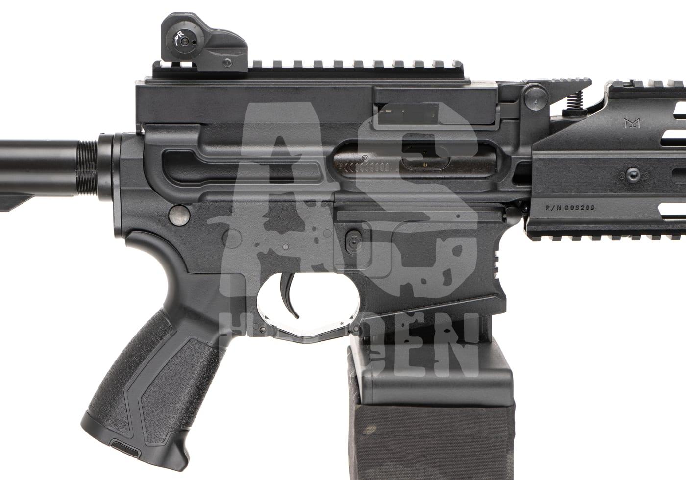 Detailaufnahme eines schwarzen Airsoft-Gewehrs mit taktischem Handgriff und Zubehörschiene.